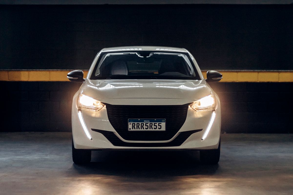 Peugeot 208 branco